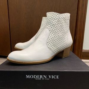 Try on once white Modern Vice Bootie Size 7.5